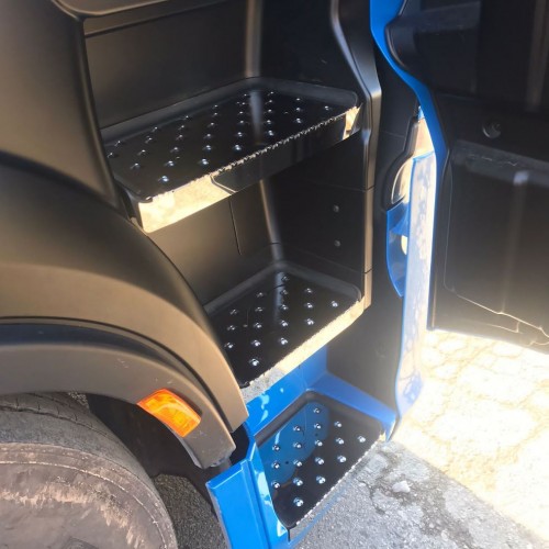 Step cover in polished steel compatible with IVECO S-WAY